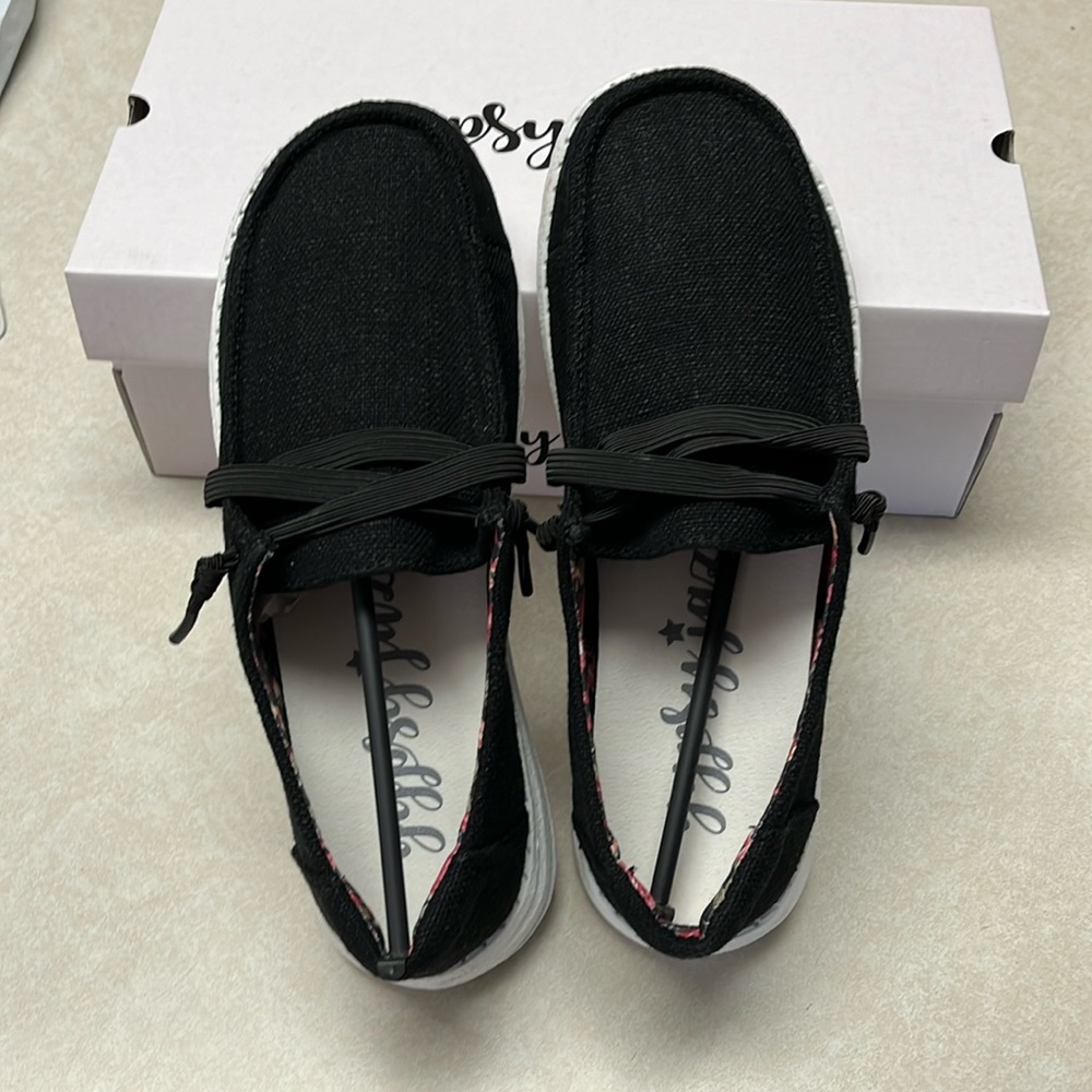Women’s size 7 gypsy jazz slip on black shoes.
